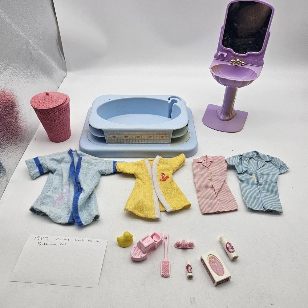 Vintage 1987 Mattel Barbie Heart Family Bathroom Tub Sink Robes 11 Inch Lot‎